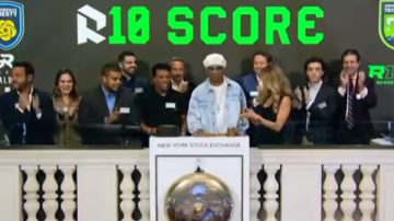 Ronaldinho Gaúcho toca sino de encerramento da Bolsa de Valores de Nova York