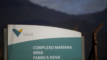 Placa com logo da Vale na entrada da mina Fábrica Nova, em Mariana (MG)