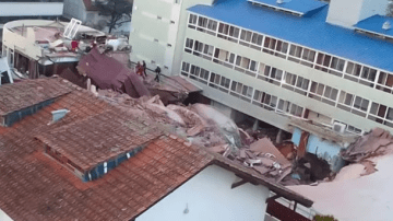 Prédio de hotel de 10 andares desaba na cidade costeira de Villa Gesell, na província argentina de Buenos Aires