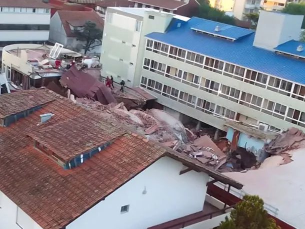 Prédio de hotel de 10 andares desaba na cidade costeira de Villa Gesell, na província argentina de Buenos Aires