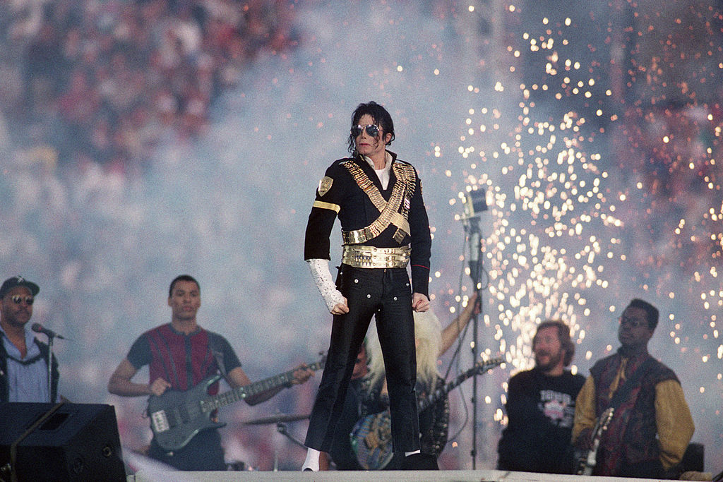 Michael Jackson se apresenta durante o intervalo do Super Bowl XXVII ,em 1993, no Rose Bowl, em Pasadena, Califórnia (Steve Granitz/WireImage/Getty Images)