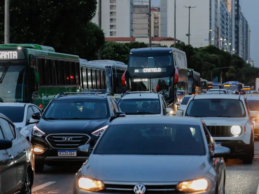 carros parados no trânsito