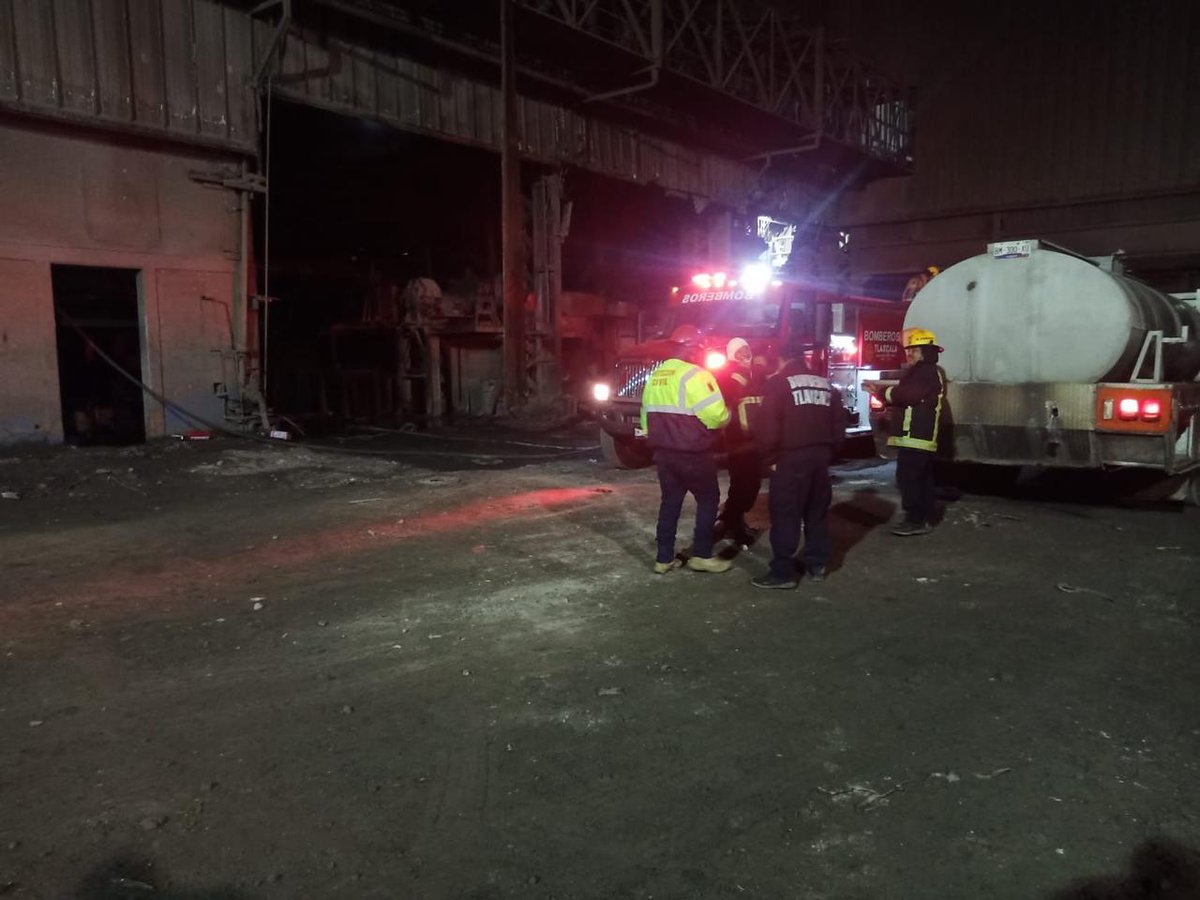 Equipe da Defesa Civil na siderúrgica Simec, no México (Foto: Reprodução do X/@GobTlaxcala)