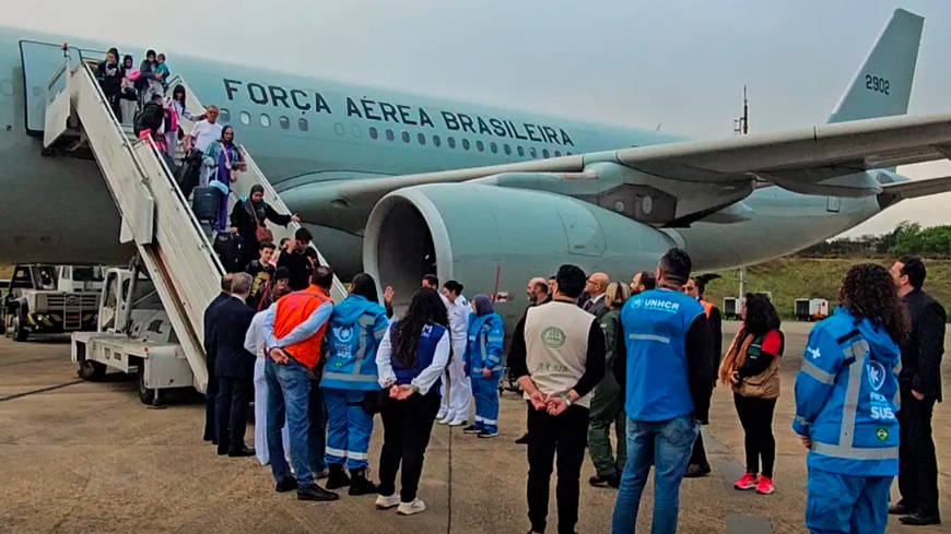 Avião com 221 brasileiros repatriados do Líbano pousa em São Paulo