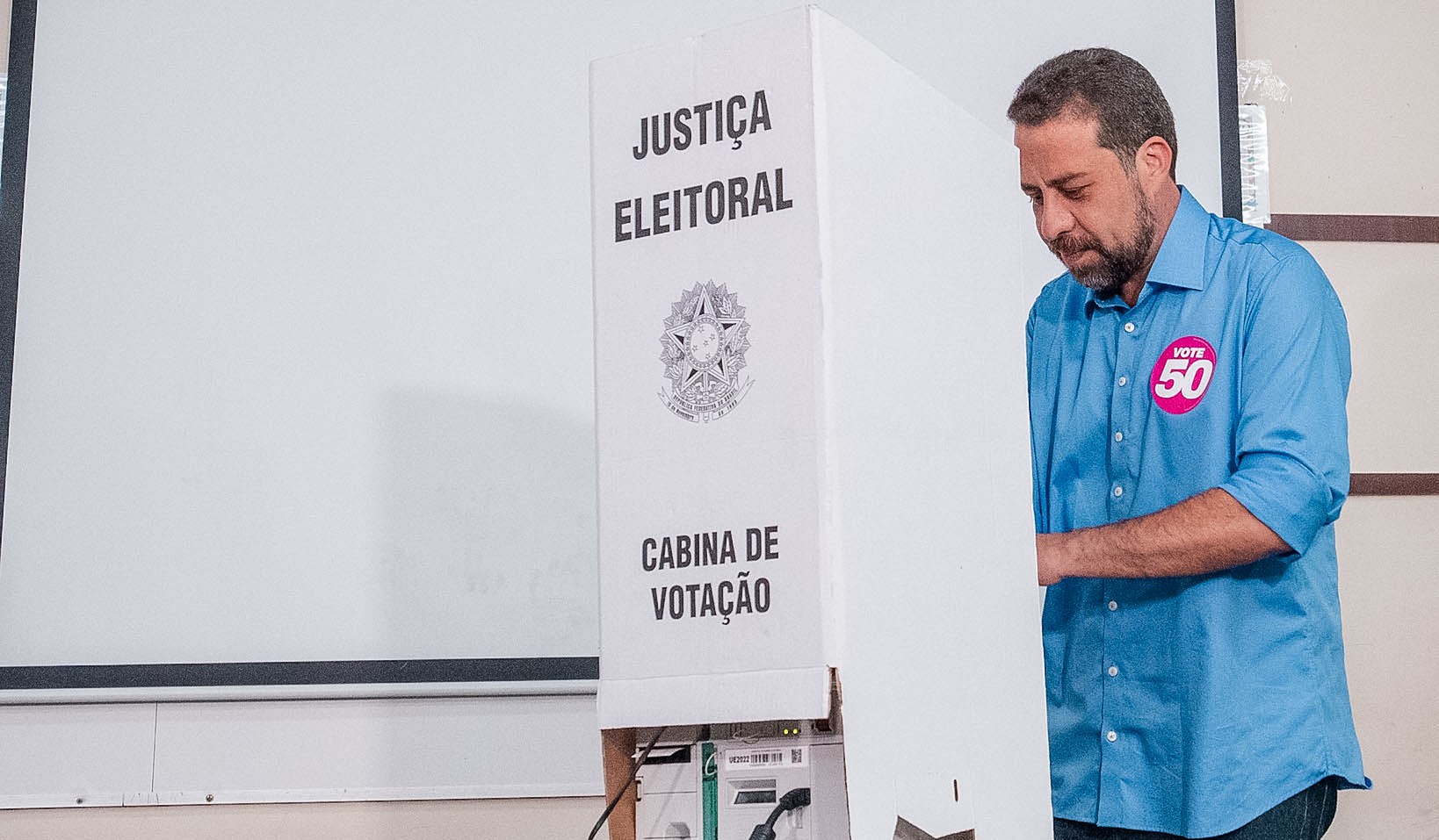 Boulos aciona Justiça Eleitoral contra Tarcísio por fala sobre PCC