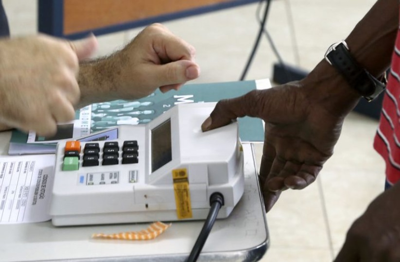 Eleitor cadastra biometria para votar (Foto: Roberto Jayme/Ascom/TSE)