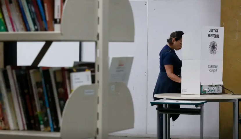 Eleitora vota no segundo turno das eleições municipais (Foto: Paulo Pinto/Agência Brasil)