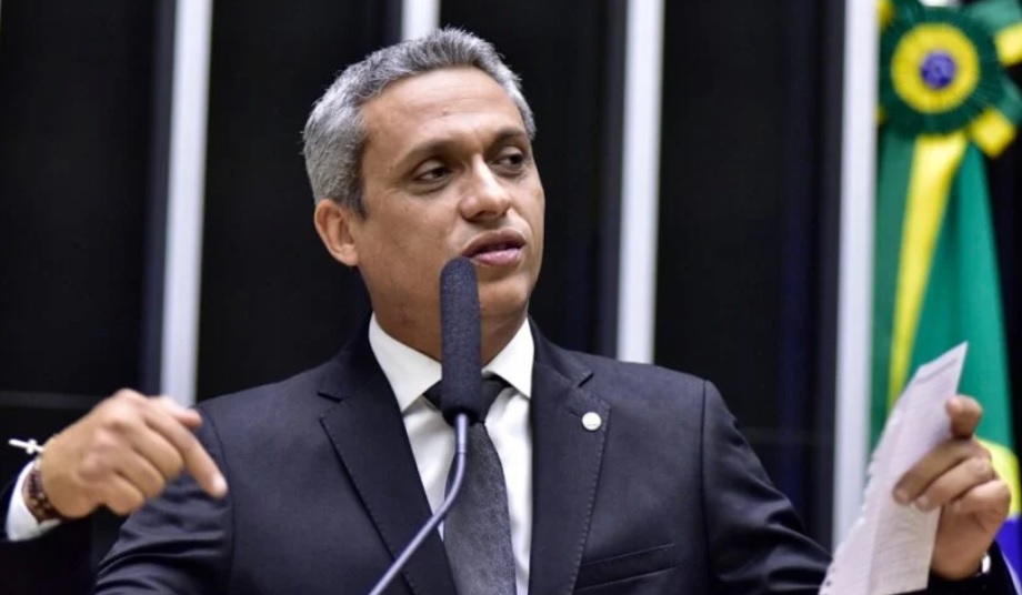 O deputado federal Gustavo Gayer, do PL de Goiás, foi um dos políticos que foram às redes sociais para protestar (Foto: Zeca Ribeiro/Câmara dos Deputados)