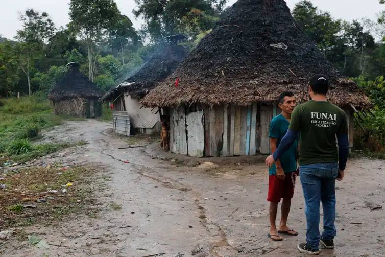 Ivo Yanomami, liderança local, conversa com funcionário da Funai na Maloca de Xerimifique, em Surucucu (Fernando Frazão/Agência Brasil)