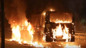 Ônibus em chamas no Rio de Janeiro (RJ) (Foto: Vladimir Platonow/Agência Brasil)