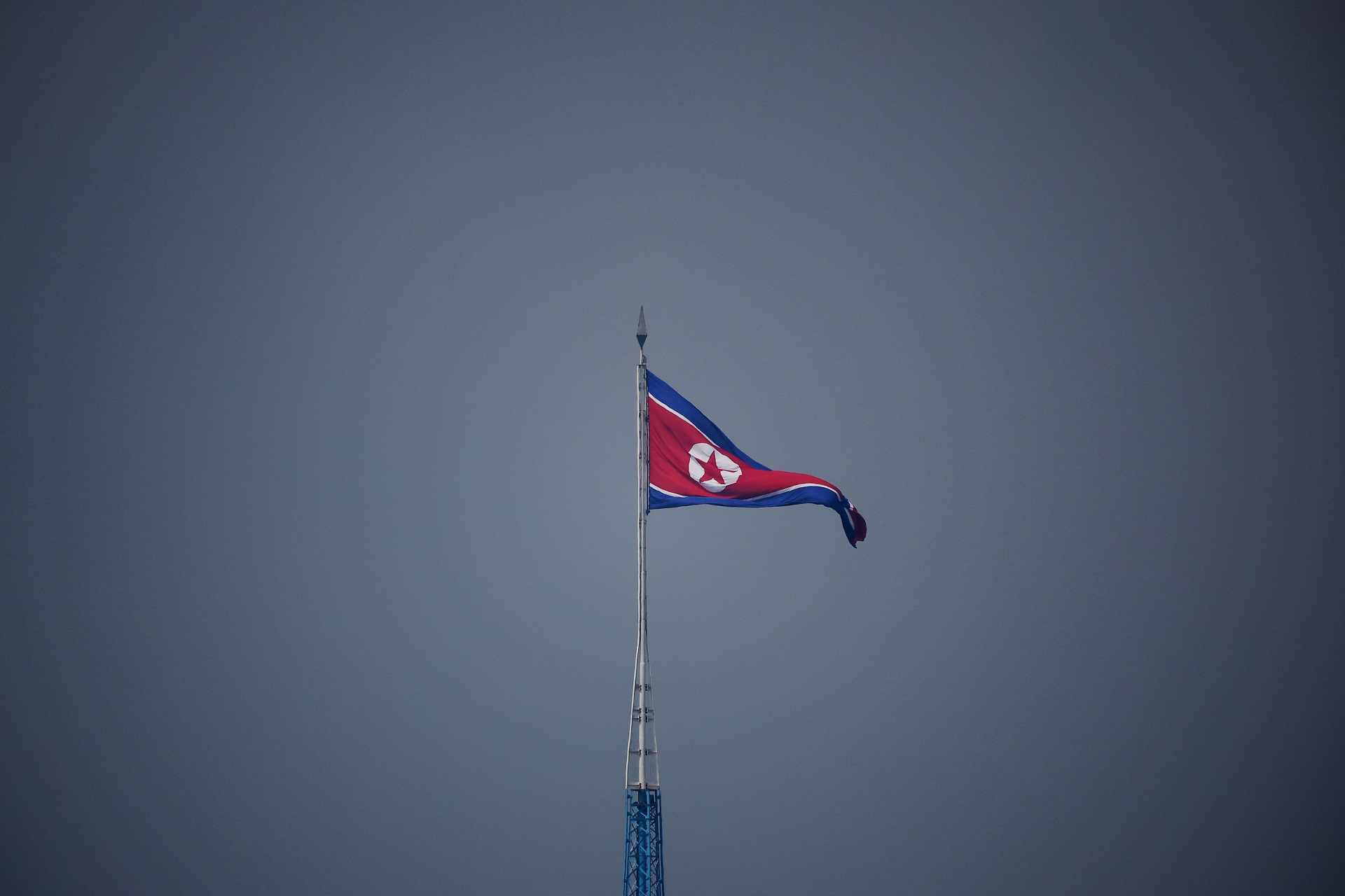 Bandeira norte-coreana tremula na vila de propaganda de Gijungdong, na Coreia do Norte
19/07/2022
REUTERS/Kim Hong-Ji