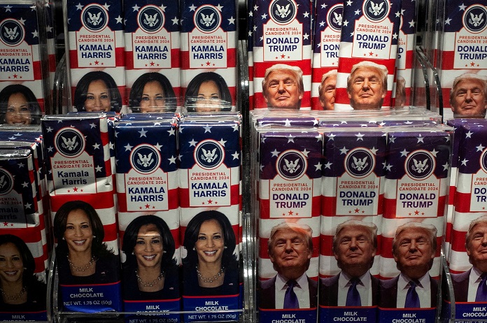 Barras de chocolate com os rostos da candidata presidencial democrata, vice-presidente dos EUA Kamala Harris, e do candidato presidencial republicano e ex-presidente dos EUA Donald Trump são exibidas em uma loja no Aeroporto Internacional John F. Kennedy, em Nova York, EUA, em 25 de outubro de 2024. REUTERS/Eloisa Lopez/Foto de Arquivo