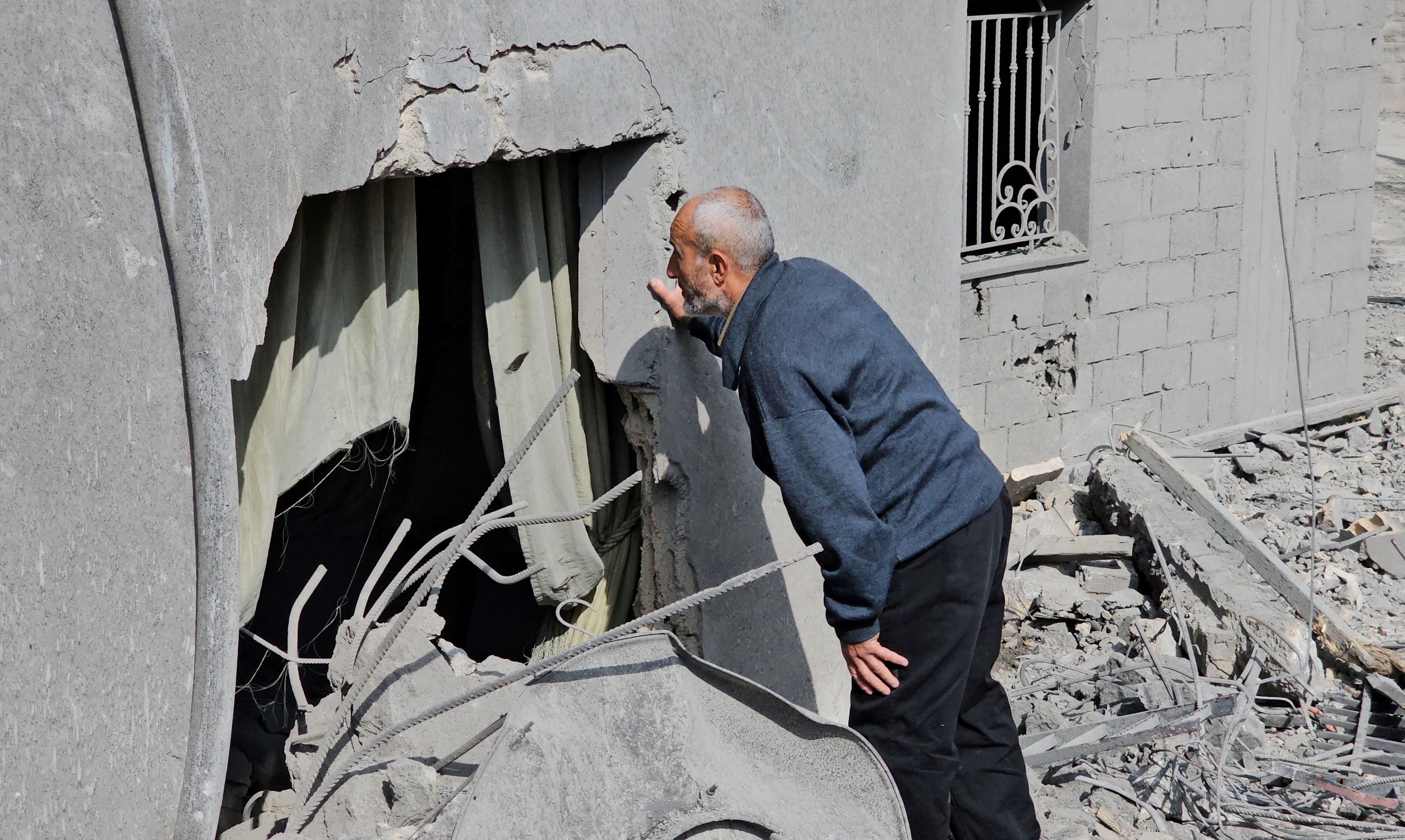 Um homem inspeciona sua casa danificada após um ataque israelense em Sohmor, na parte oeste do Vale do Bekaa, no Líbano, em 10 de novembro de 2024. REUTERS/Maher Abou Taleb






