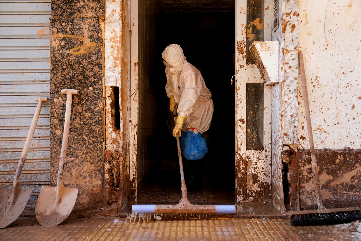 Pessoa limpa o barro de uma casa após as inundações provocadas pelas fortes chuvas na Catarroja, perto de Valência, Espanha
10/12/2024
REUTERS/Ana Beltran