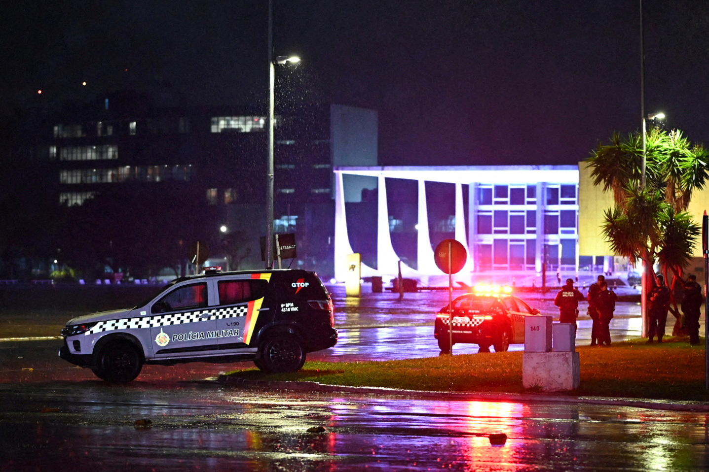 Viaturas policiais são vistas em frente ao Supremo Tribunal Federal após explosões na Praça dos Três Poderes, em Brasília, Brasil, 13 de novembro de 2024. REUTERS/Tom Molina