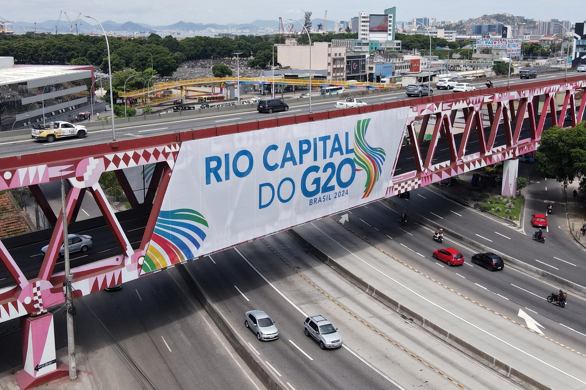 Uma visão de drone mostra um banner em uma ponte antes da Cúpula do G20 no Rio de Janeiro, Brasil, em 17 de novembro de 2024. REUTERS/Renato Spyrro