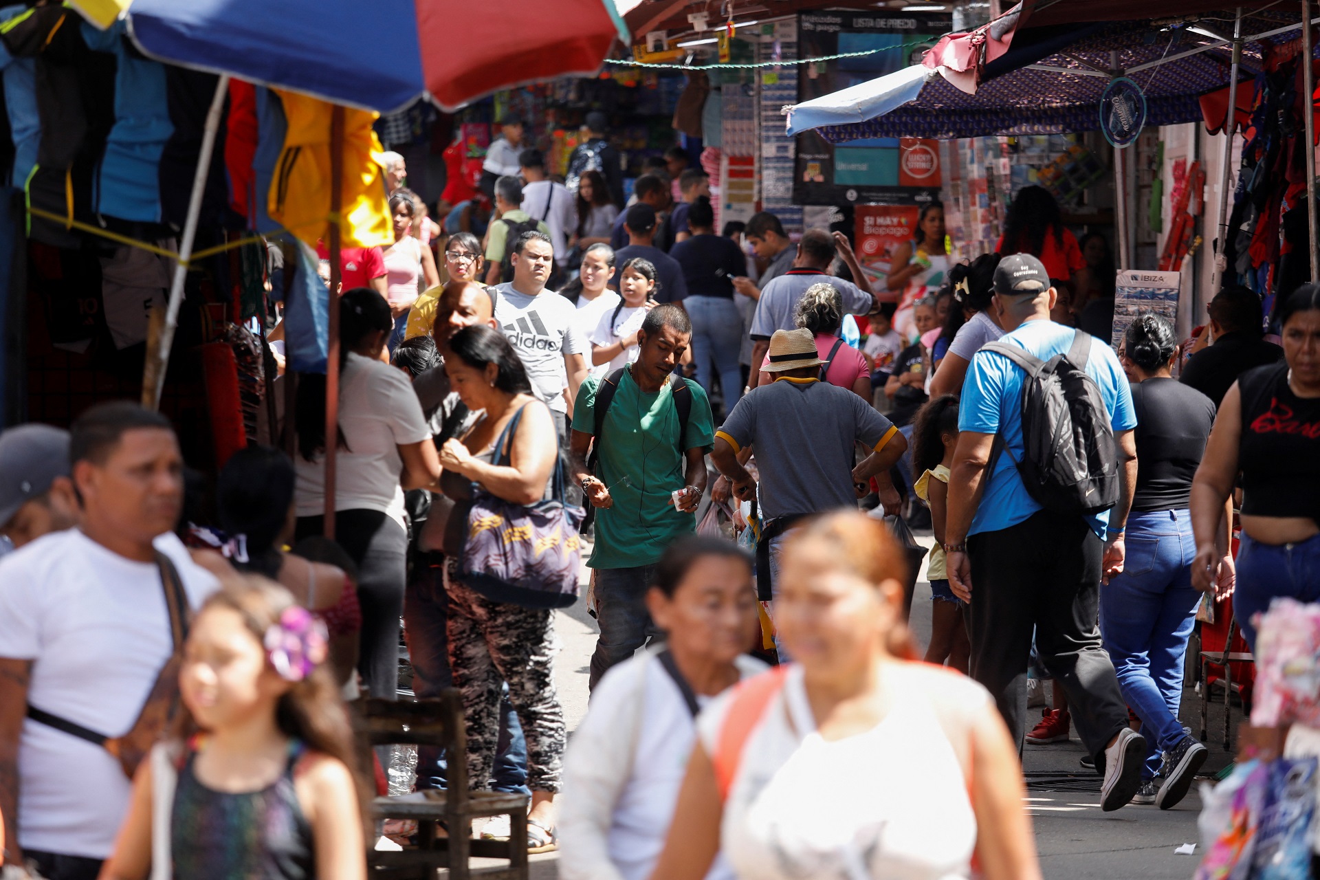 Pessoas caminham por um mercado no bairro de baixa renda de Petare, em Caracas, Venezuela, 16 de novembro de 2024. REUTERS/Leonardo Fernandez Viloria