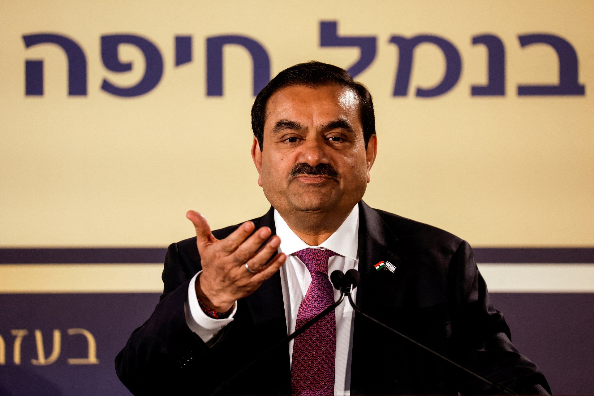 O bilionário indiano Gautam Adani durante cerimônia de inauguração após o Grupo Adani concluir compra do porto de Haifa no início de janeiro de 2023, no porto de Haifa, Israel
31/01/2023
REUTERS/Amir Cohen