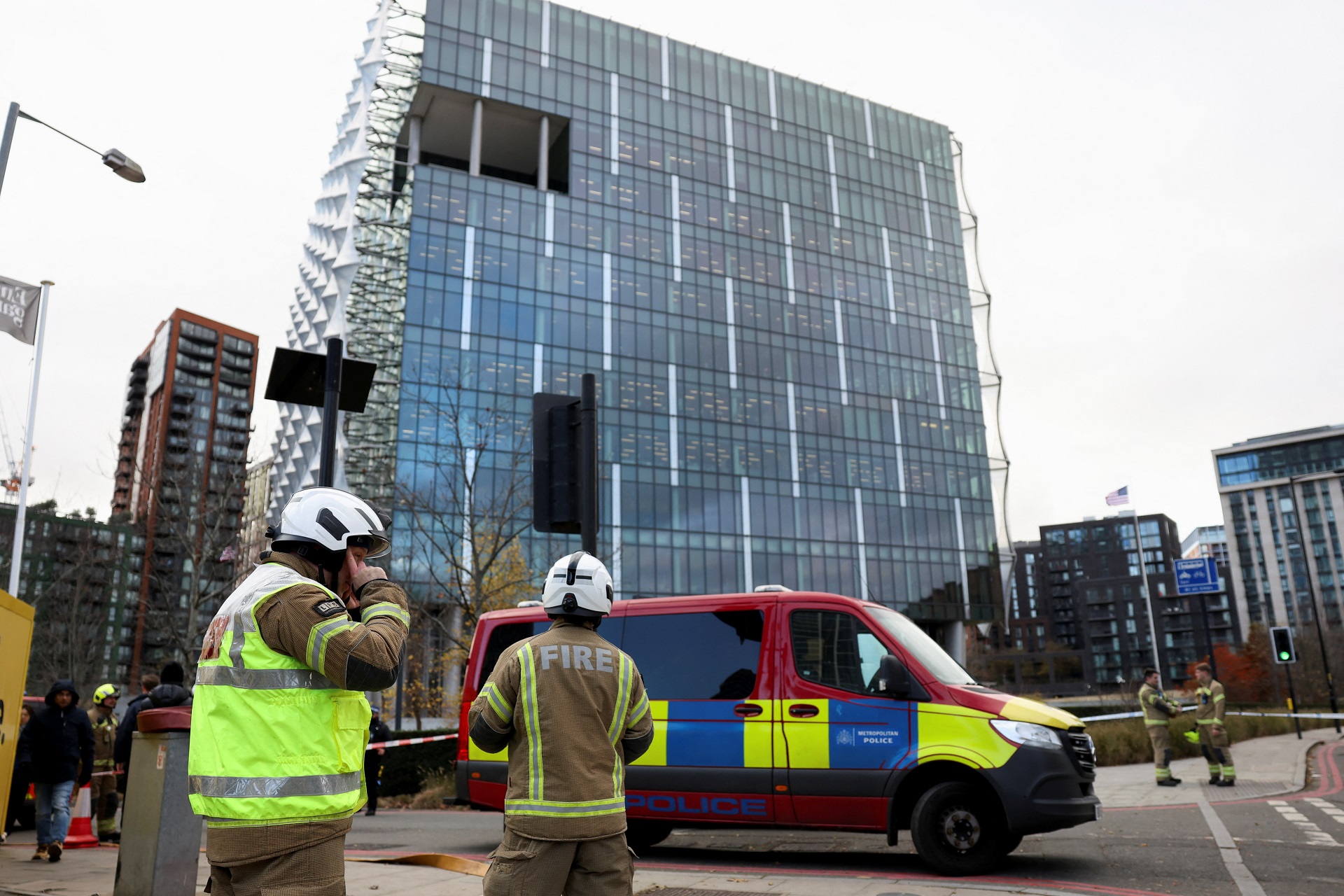 Bombeiros perto da Embaixada dos EUA, em meio a uma investigação em andamento após um incidente em Londres, Grã-Bretanha, em 22 de novembro de 2024. REUTERS/Mina Kim