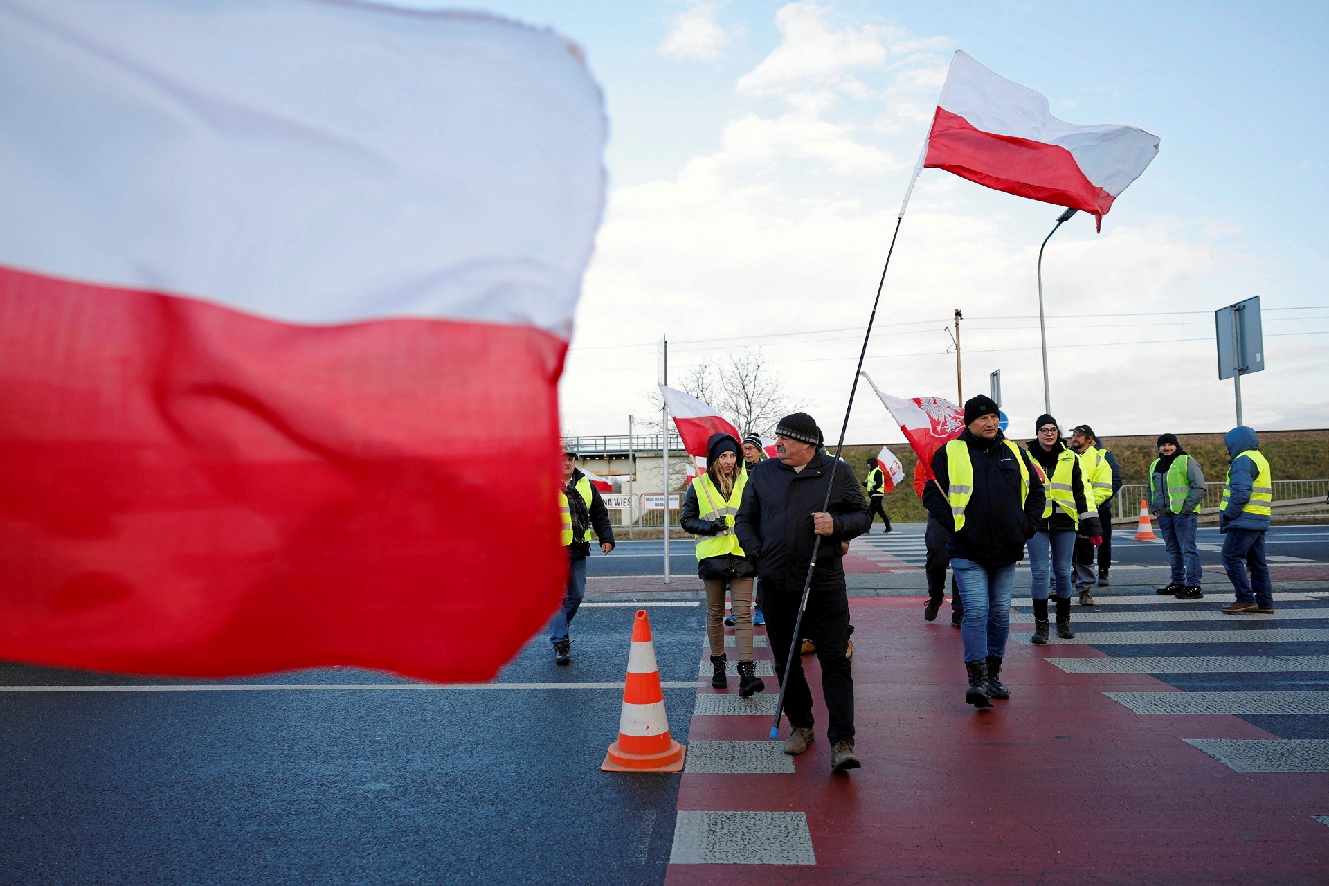 Agricultores poloneses bloqueiam a passagem de fronteira de Medyka com a Ucrânia enquanto protestam contra o acordo comercial entre a União Europeia e o Mercosul, em Medyka, Polônia, 23 de novembro de 2024. Patryk Ogorzalek/Agencja Wyborcza.pl via REUTERS