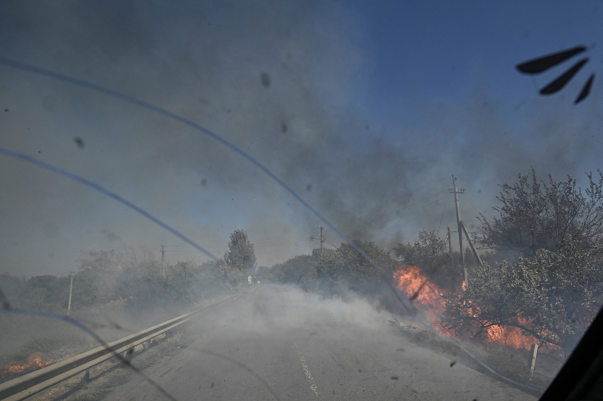 Policial dirige veículo em meio à fumaça de explosões durante retirada de civis dos arredores da cidade de Kurakhove, na região ucraniana de Donetsk
16/09/2024 REUTERS/Stringer