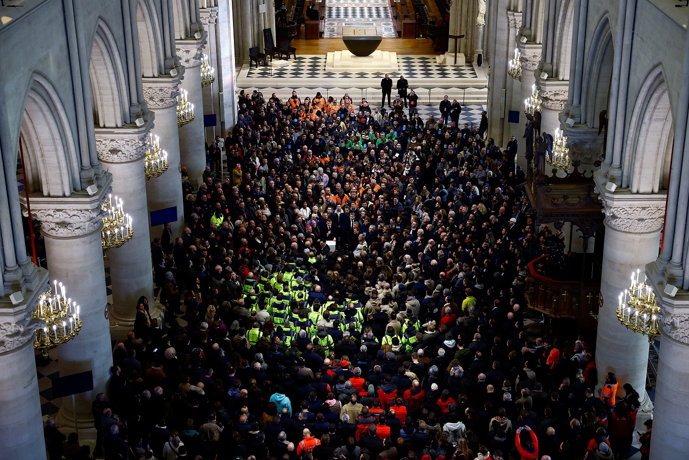 O presidente francês Emmanuel Macron faz um discurso na nave da Catedral de Notre-Dame de Paris, que foi devastada por um incêndio em 2019, durante uma visita enquanto as obras de restauração continuam antes da reabertura da catedral, em Paris, França, 29 de novembro de 2024. REUTERS/Sarah Meyssonnier/Pool

