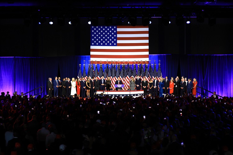 Presidente dos EUA, Donald Trump, durante um evento da noite da eleição no Palm Beach Convention Center em 6 de novembro (Bloomberg)