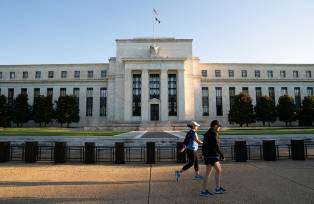 Corredores passam pelo edifício do Federal Reserve Marriner S. Eccles em Washington, DC. (Erin Scott/Bloomberg)