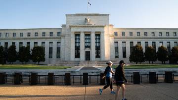 Corredores passam pelo edifício do Federal Reserve Marriner S. Eccles em Washington, DC. (Erin Scott/Bloomberg)