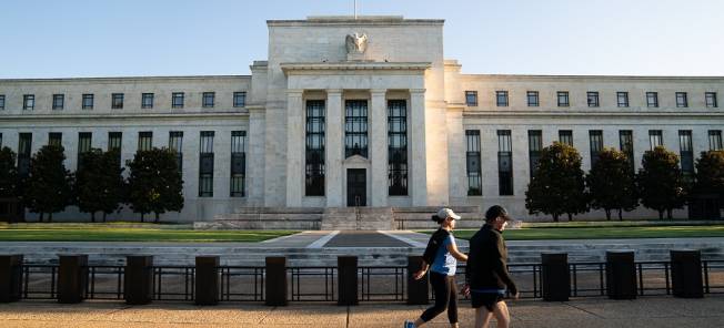 Corredores passam pelo edifício do Federal Reserve Marriner S. Eccles em Washington, DC. (Erin Scott/Bloomberg)