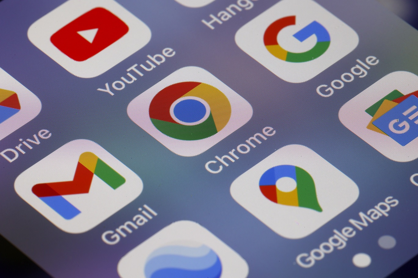 Logotipos dos aplicativos do Google, Drive, YouTube, Gmail, Chrome, Google e Google Maps são exibidos na tela de um iPhone em 08 de junho de 2023, em Paris, França (Chesnot/Getty Images)