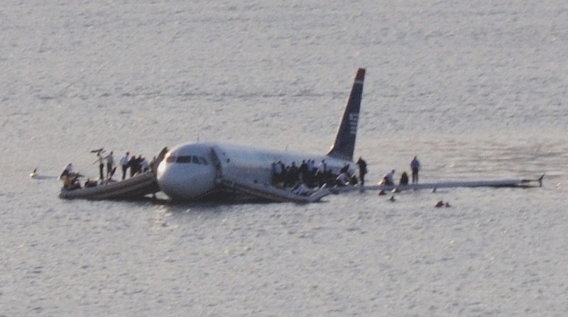 Foto do voo 1549 da U.S. Airways após a colisão com o rio Hudson na cidade de Nova York, Estados Unidos (Wikimedia Commons/Greg L)