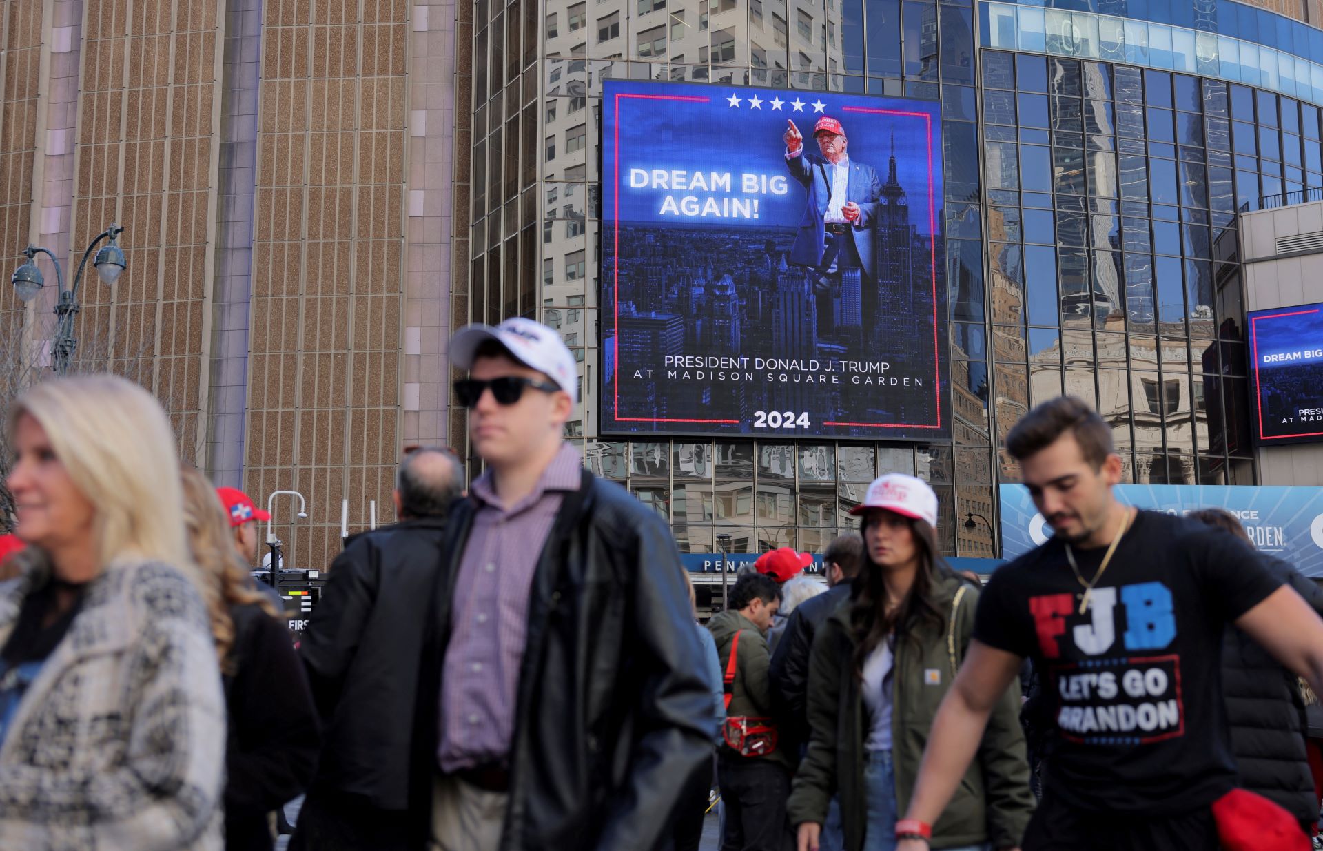 Um outdoor de propaganda de um comício no Madison Square Garden para o candidato presidencial republicano, Donald Trump, em Nova York, EUA – 27/10/2024 (Foto: Andrew Kelly/Reuters)