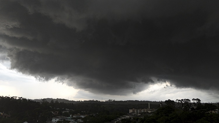 Nuvens escuras encobrem o céu no bairro Granja Viana, em Cotia, na Grande São Paulo, na tarde desta quinta-feira, 28, antes da chegada de temporal.     28/11/2024 - Foto: LECO VIANA/THENEWS2/ESTADÃO CONTEÚDO