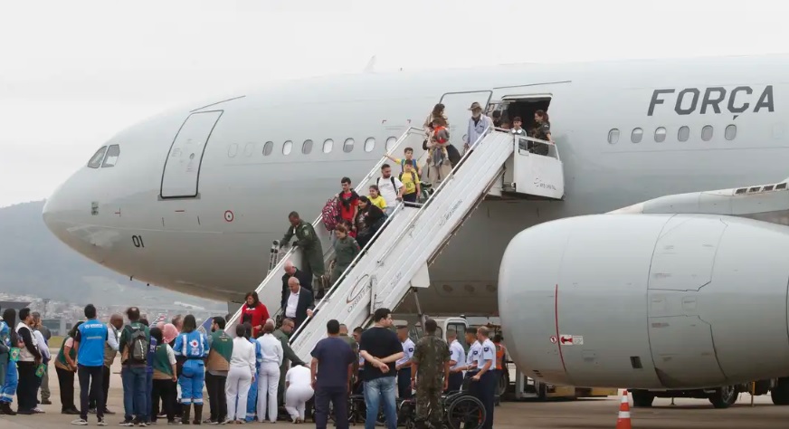 Avião da Força Aérea Brasileira (FAB) com brasileiros resgatados do Líbano (Foto: Paulo Pinto/Agência Brasil)