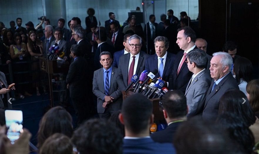 O ministro da Fazenda, Fernando Haddad, fala sobre o pacote fiscal no Senado, ao lado do presidente da Casa, Rodrigo Pacheco (Foto: Andressa Anholete/Agência Senado)