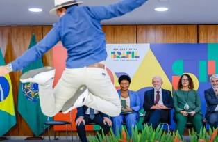 O presidente Luiz Inácio Lula da Silva (PT) participa de solenidade em homenagem ao Maracatu, no Palácio do Planalto (Foto: Ricardo Stuckert/PR)