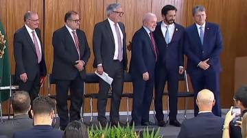 O presidente Luiz Inácio Lula da Silva (PT) com o governador de São Paulo, Tarcísio de Freitas (Republicanos), e o prefeito Ricardo Nunes (MDB) (Foto: Reprodução: YouTube)