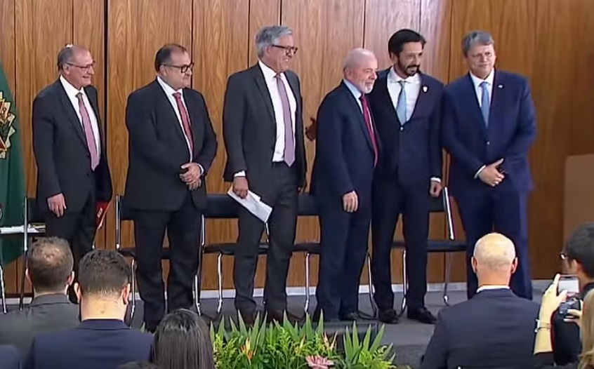 O presidente Luiz Inácio Lula da Silva (PT) com o governador de São Paulo, Tarcísio de Freitas (Republicanos), e o prefeito Ricardo Nunes (MDB) (Foto: Reprodução: YouTube)