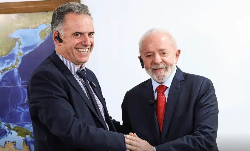 O presidente Luiz Inácio Lula da Silva e o presidente eleito do Uruguai, Yamandú Orsi (Foto: Marcelo Camargo/Agência Brasil)