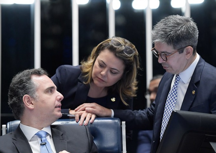 Rodrigo Pacheco (PSD-MG), presidente do Senado, a senadora Leila Barros (PDT-DF) e o senador Randolfe Rodrigues (PT-AP) (Foto: Saulo Cruz/Agência Senado)