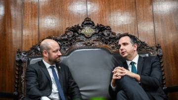 Rodrigo Pacheco (PSD-MG) com o vice-presidente do Senado da França, Loïc Hervé (Foto: Pedro Gontijo/Senado Federal)