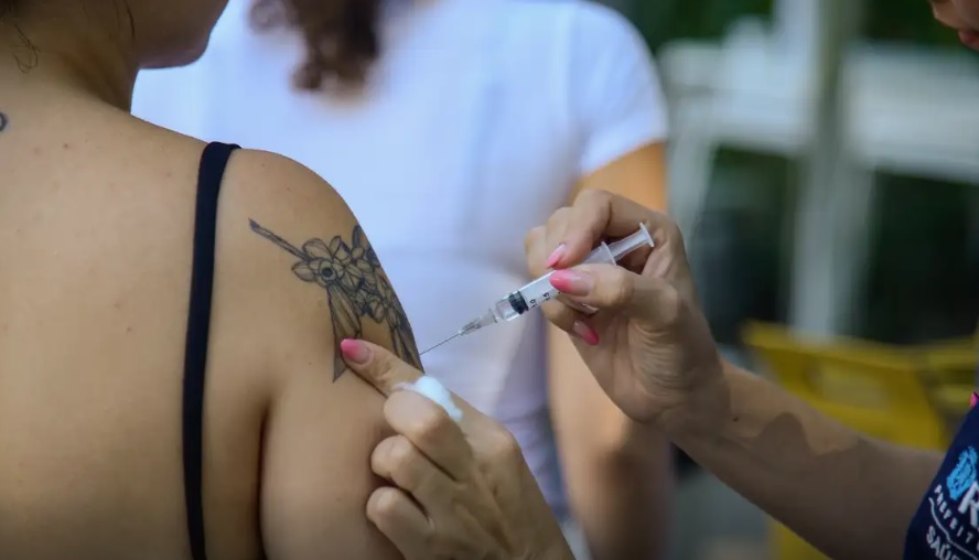 Mulher toma vacina no Rio de Janeiro (Foto: Tomaz Silva/Agência Brasil)