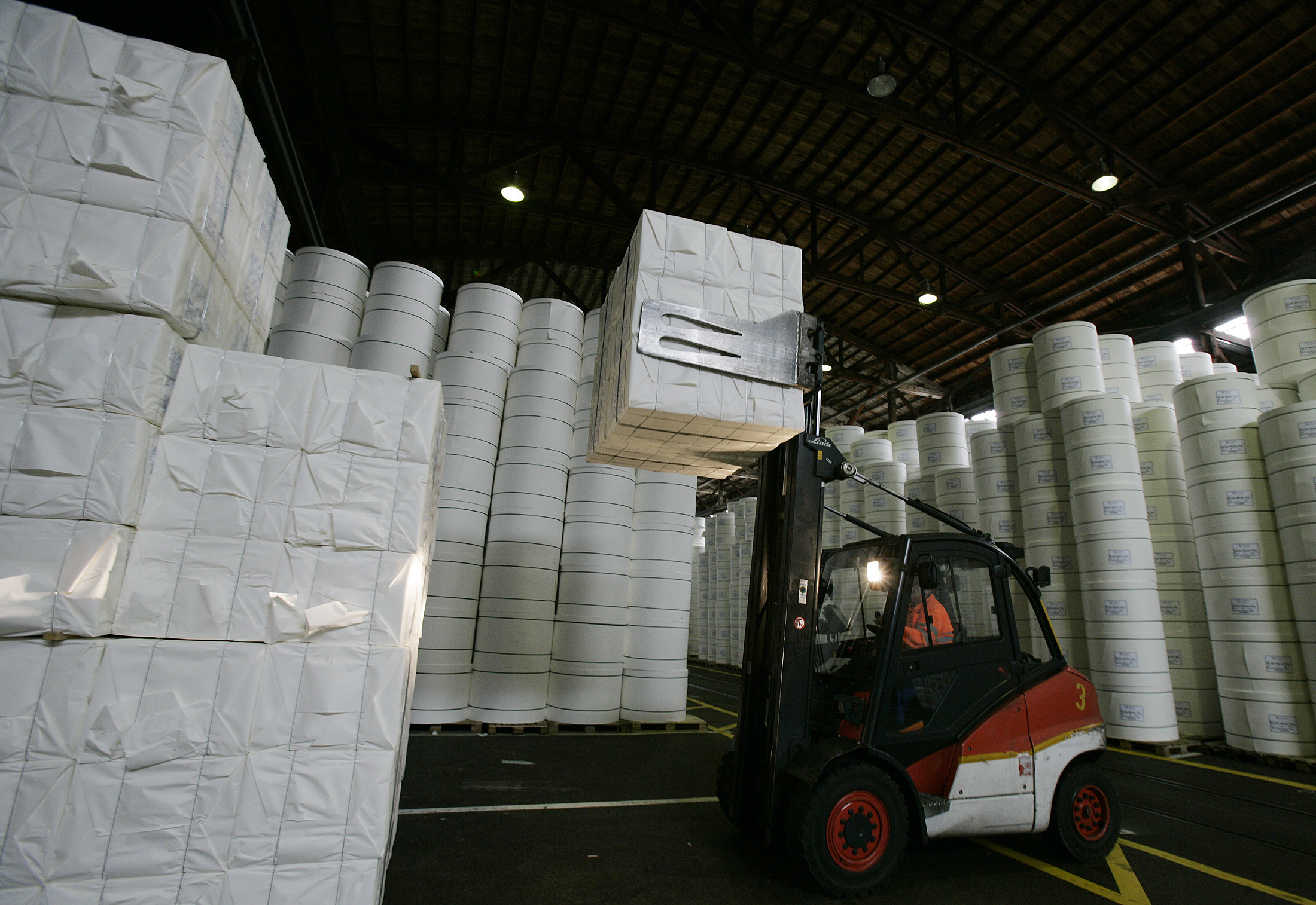 Operador transporta carga de celulose em fábrica 
07/10/2008
REUTERS/Michael Buholzer