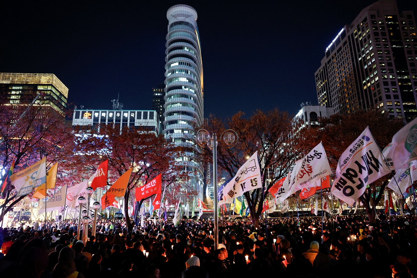 Pessoas participam de uma vigília condenando a declaração surpresa de lei marcial do presidente sul-coreano Yoon Suk Yeol na noite passada, que foi revogada horas depois, e pedindo sua renúncia, em Seul, Coreia do Sul, 4 de dezembro de 2024. REUTERS/Kim Kyung-Hoon