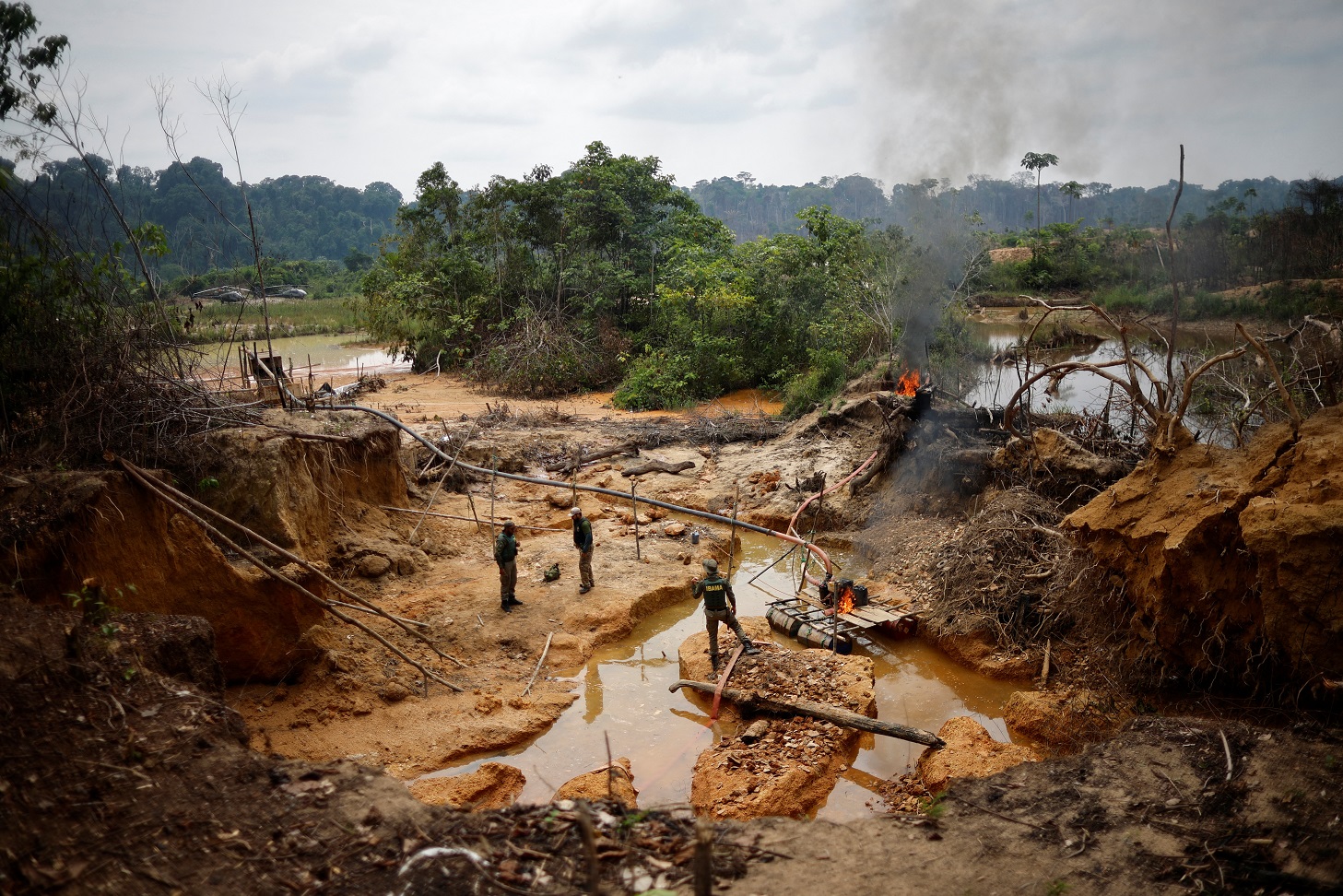 Agentes do Ibama participam de operação contra mineração ilegal de ouro em terra indígena Munduruku, no Pará
12/11/2024
REUTERS/Adriano Machado