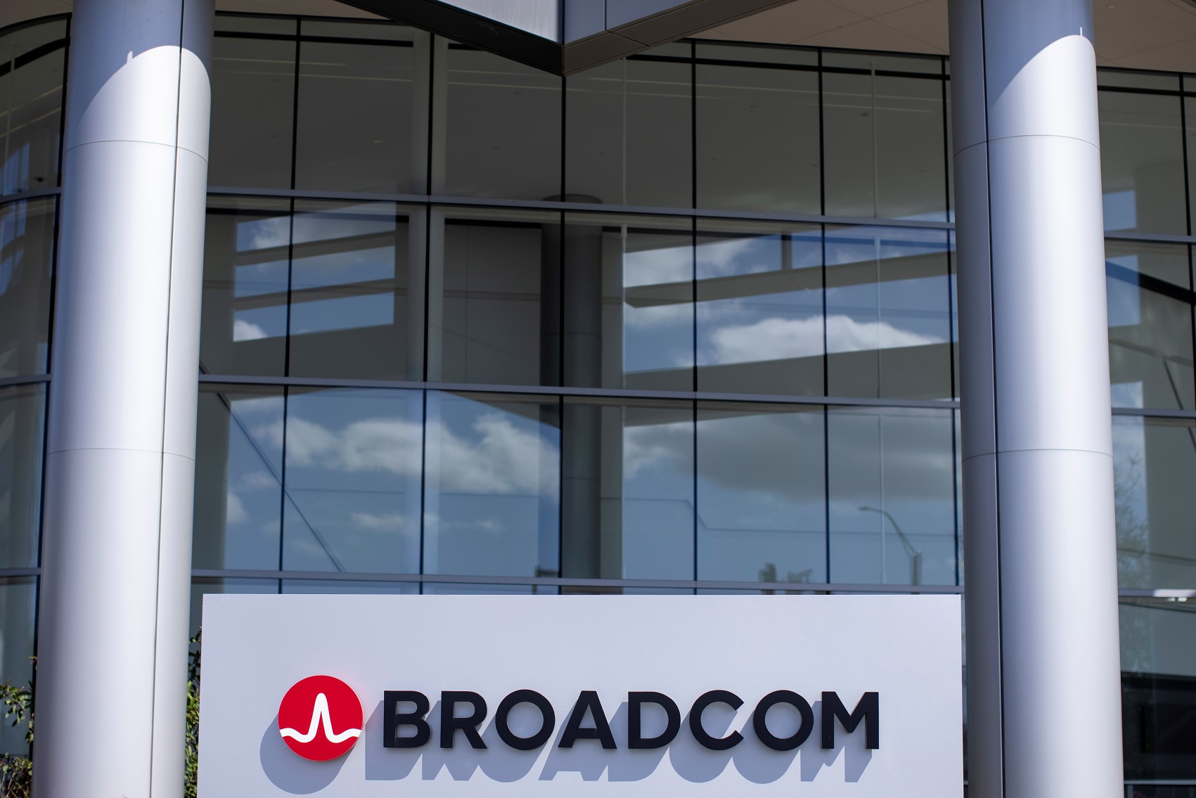 Broadcom atinge US$ 1 trilhão em valor de mercado por demanda de IA