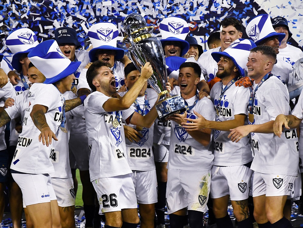 Jogadores do Vélez Sarsfield celebram com o troféu após vencer a Primeira Divisão argentina (REUTERS/Cristina Sille)