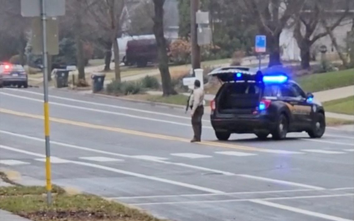 Um oficial de aplicação da lei está perto de um veículo, após uma chamada sobre um tiroteio, na Abundant Life Christian School em Madison, Wisconsin, EUA, 16 de dezembro de 2024, nesta captura de tela obtida de um vídeo de mídia social. Sabrina Ringquist/TMX via REUTERS