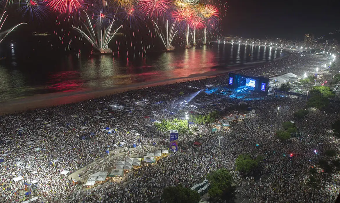 Ano Novo na praia de Copacabana, no Rio de Janeiro (Júlio Guimarães/Agência Brasil)